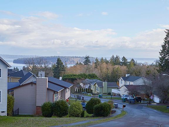 You will enjoy views of Blake Island, Puget Sound, the Cascade Mountain Range and Seattle!