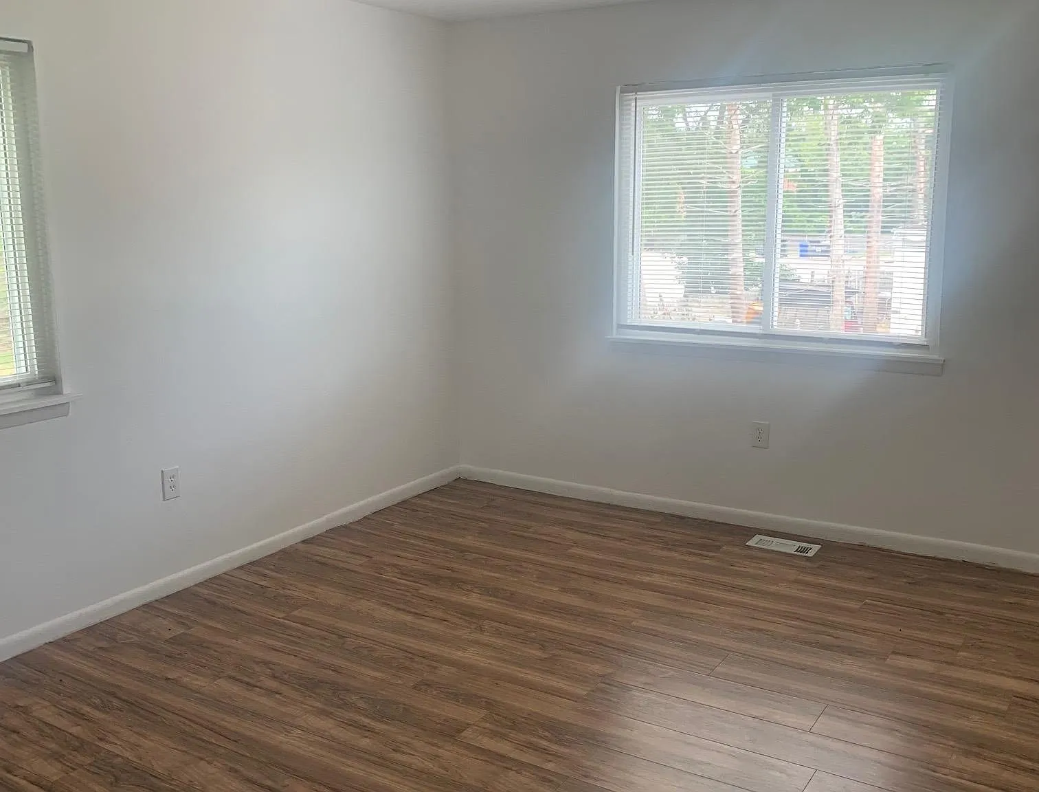 4 W Leeds Ave — Photo 4