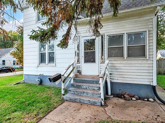3rd image of 706 N Howell St