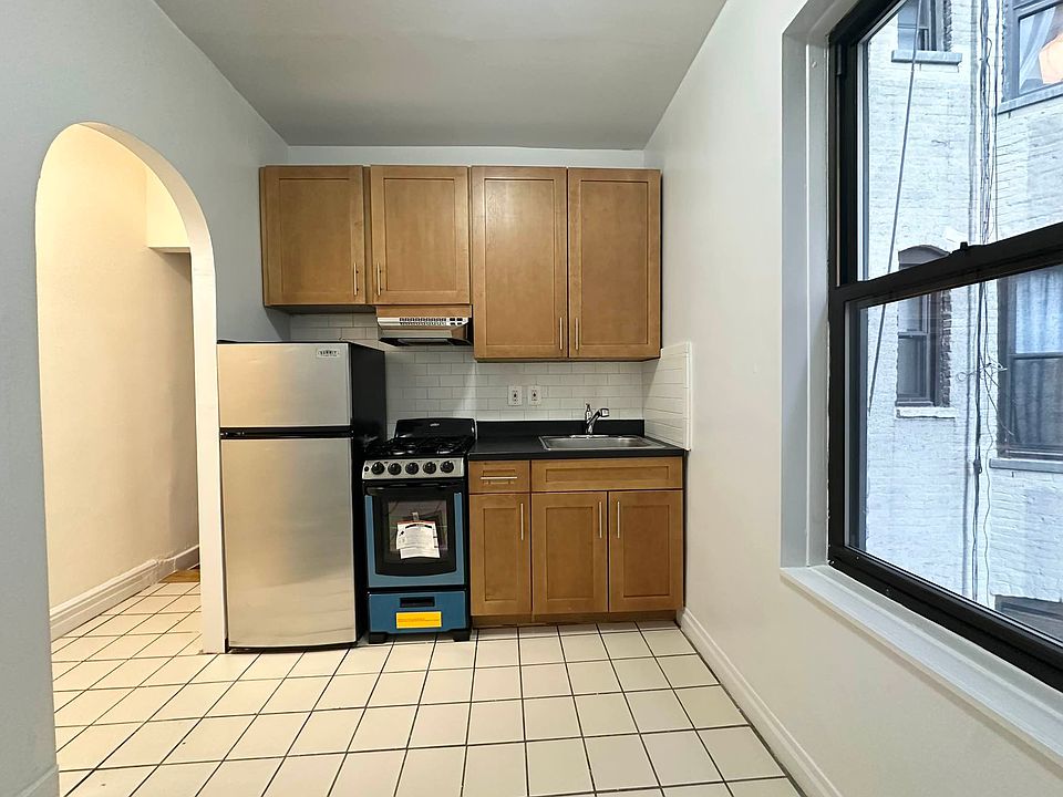 1st image of 115 Washington Pl APT 12