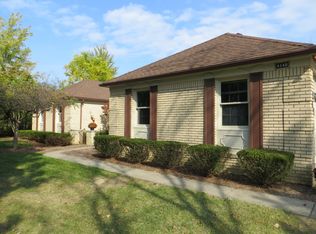 4140 Beach Rd, Troy, MI 48098