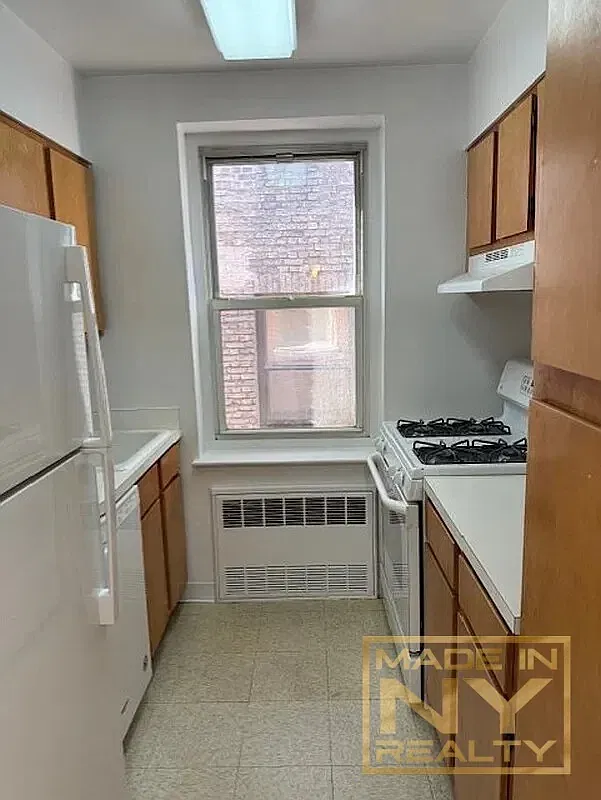 320 West 30th Street — Photo 1