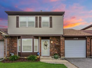 1410 Walnut Cir, Carol Stream, IL 60188