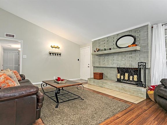 5th image of 909 Warfield Way