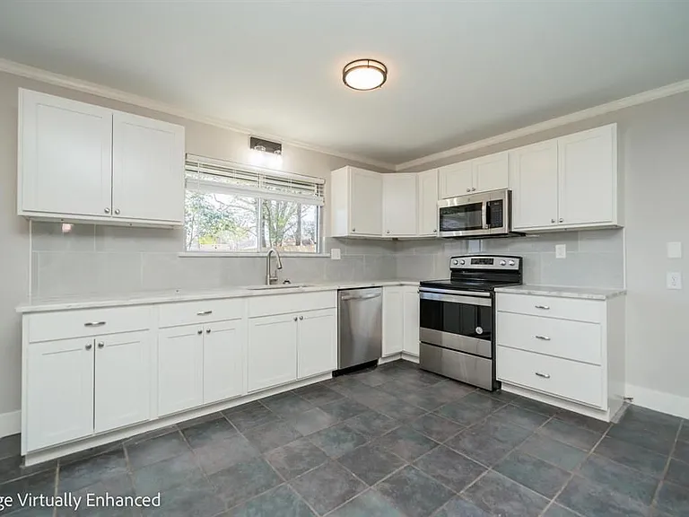 112 E Fairlane Dr — Photo 11