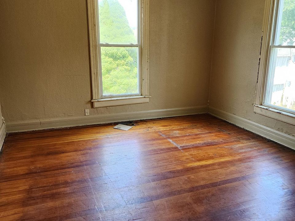 2nd image of 334 E Swayzee St