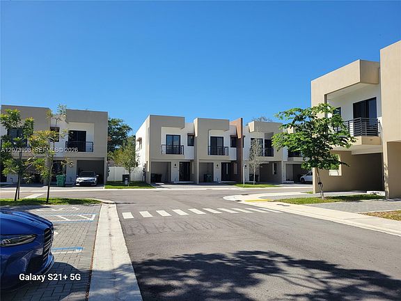 3rd image of 4117 N Oak Pl