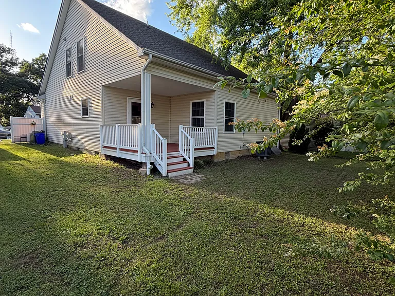 220 Gross Ave — Photo 3