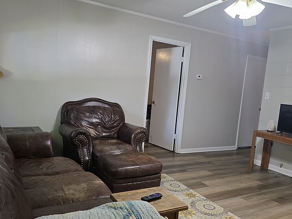 4th image of 200 Hillside Dr #A