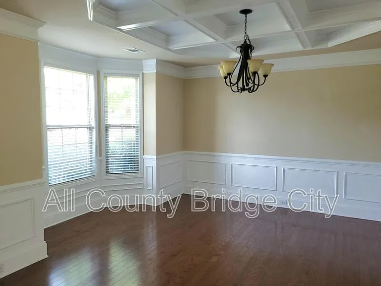 5 Calgary Ct — Photo 2