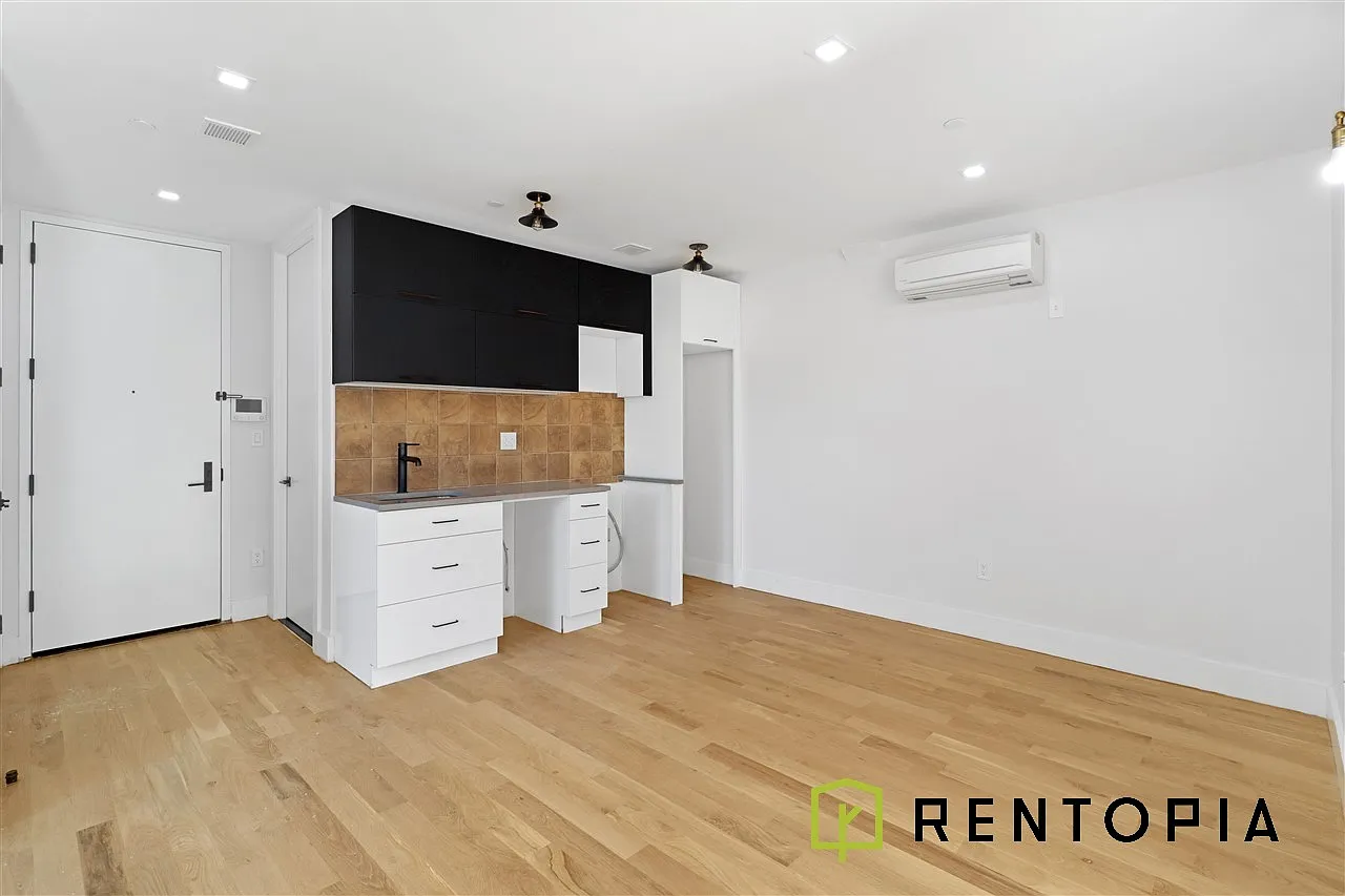 322 Graham Avenue — Photo 2