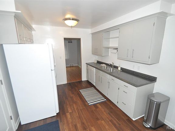 5th image of 402 W Catalpa Dr