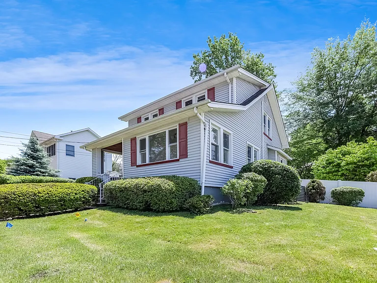 135 E Linden Ave — Photo 5