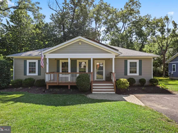13 S Hughes St, Hamilton, VA 20158