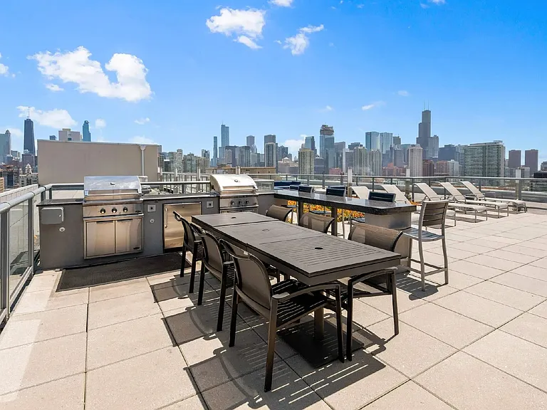 902 W Superior St #1408 — Photo 4