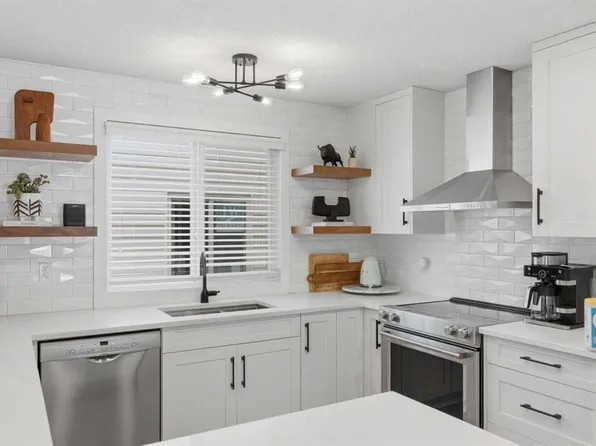 12019 S Canfield Grn SW, Calgary, AB T2W 1V3