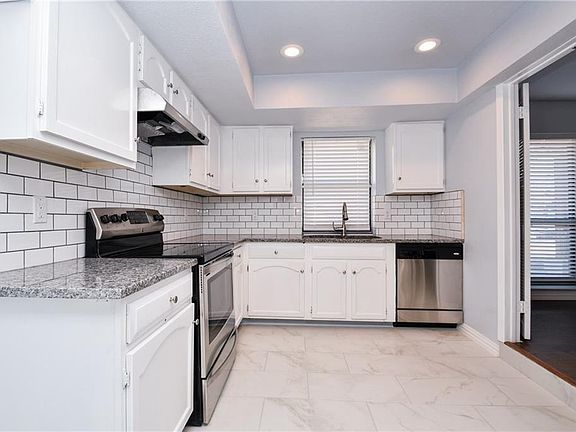 3rd image of 2922 Forest Park Dr