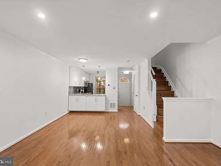 1120 S Kenwood Ave — Photo 8