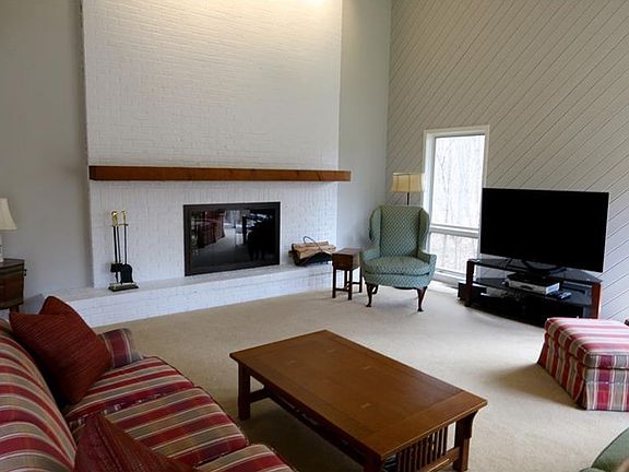 3rd image of 40 Stonecreek Dr