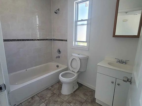 5th image of 81 Columbia Ave Floor 3