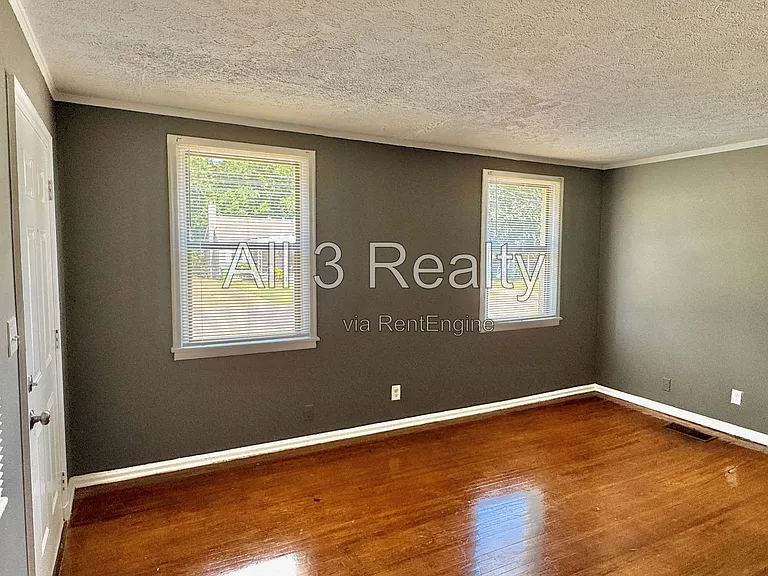 208 Bradley Dr — Photo 6