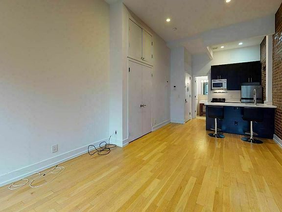 5th image of 218 E 84th St APT 4A