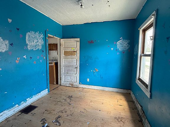 4th image of 818 W Crawford St