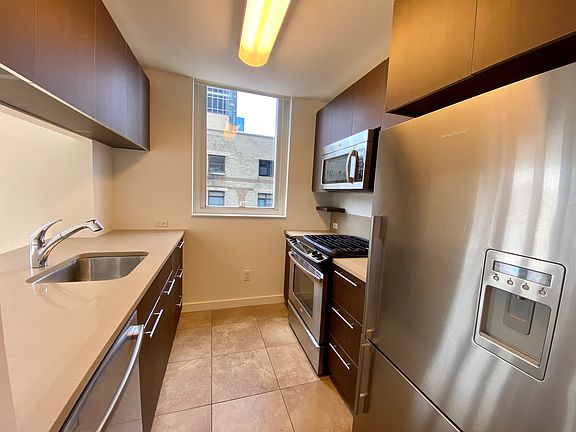 3rd image of 885 6th Ave APT 20J