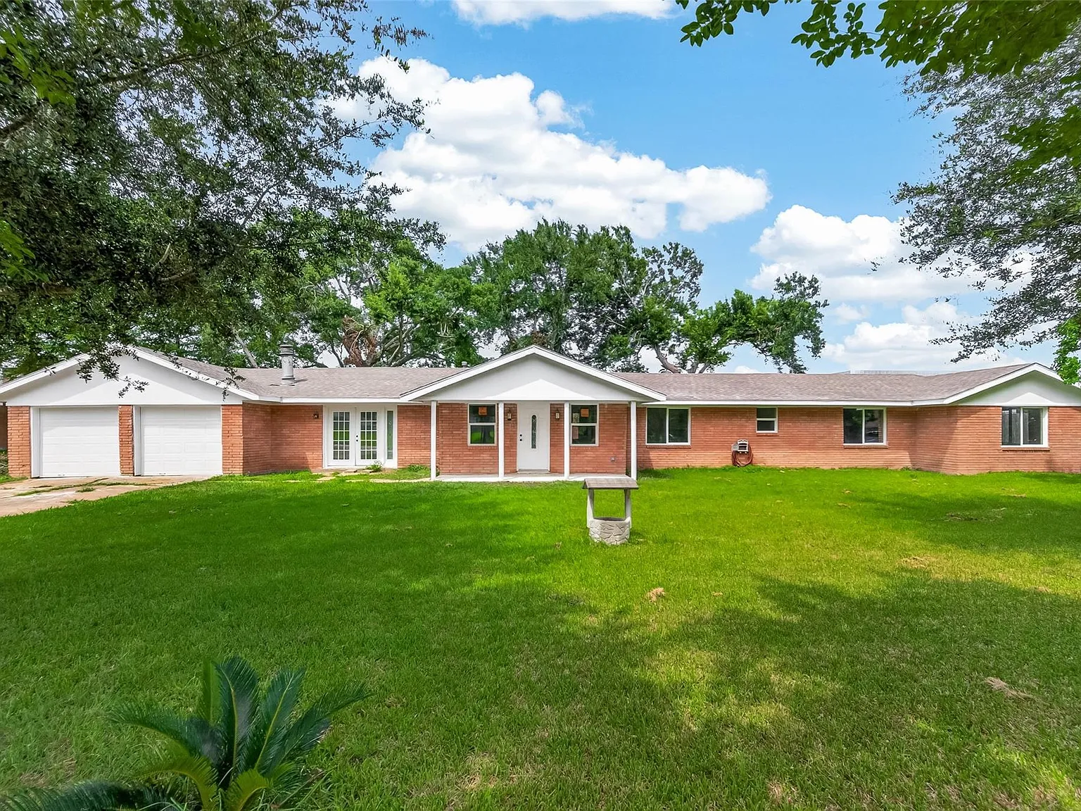 3 bed, 2.0 bath, 2332 sqft, $2,850 — Photo 1