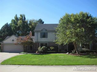 51 Regal Pl, Grosse Pointe Shores, MI 48236