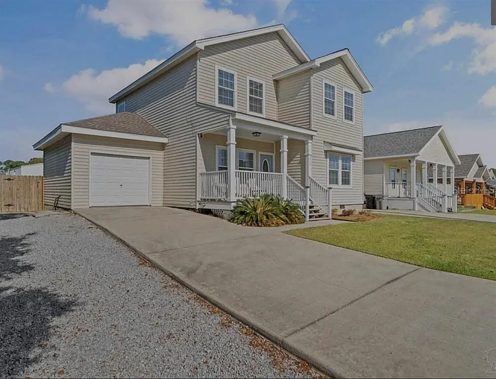 3 bed, 2.0 bath, 1915 sqft, $1,795 — Photo 2