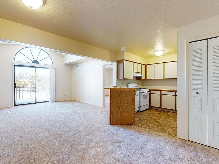 Windmill Lakes Apartments — Photo 18