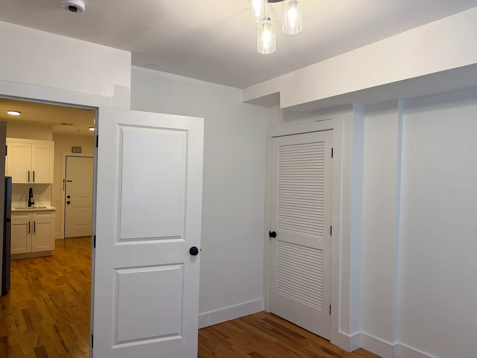 2 bed, 700 sqft, $2,300 — Photo 2