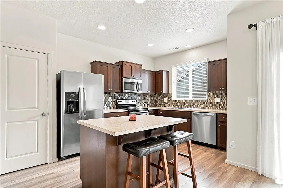 3 bed, 2.5 bath, 1644 sqft, $2,400 — Photo 4