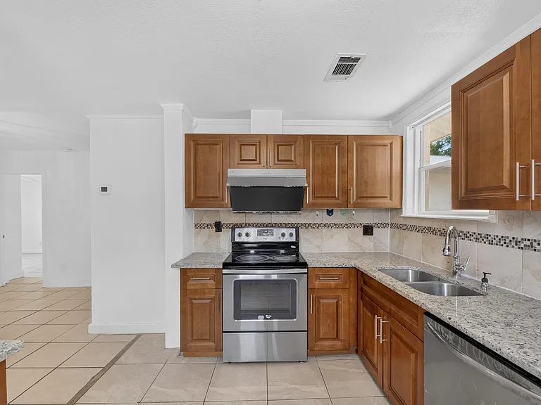 1005 E Flora St — Photo 24