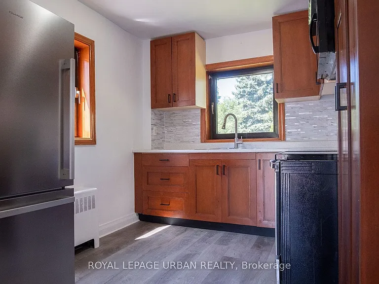 14 Camrose Cres — Photo 9