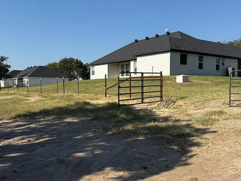 401 Old Authon Rd — Photo 27