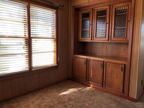 Attached dining room, this little spot would make a nice home office.