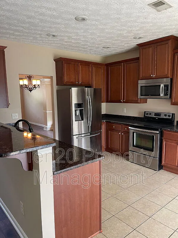 4 bed, 2.5 bath, 2637 sqft, $2,100 — Photo 4
