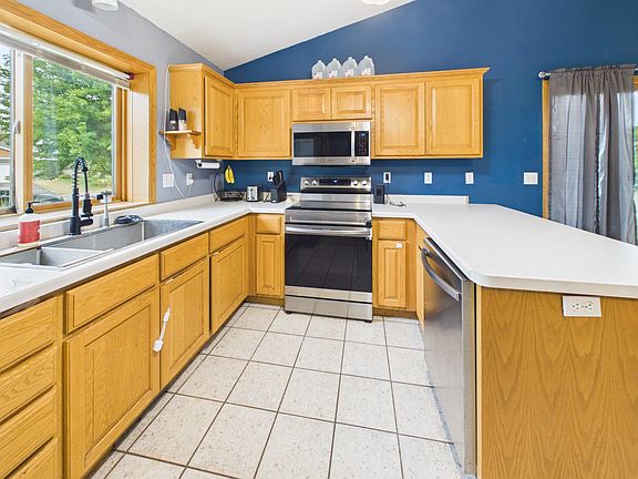 5th image of 1104 Summit Way