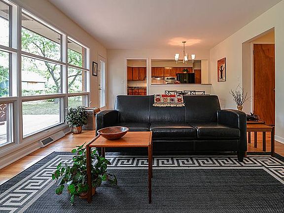 5th image of 1570 Barrington Pl