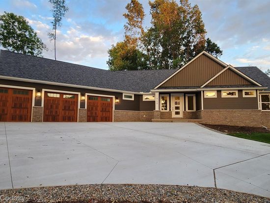 4750 Lakeshire Dr, Howell, MI 48843