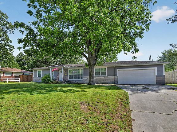 3rd image of 320 E Plaza Drive