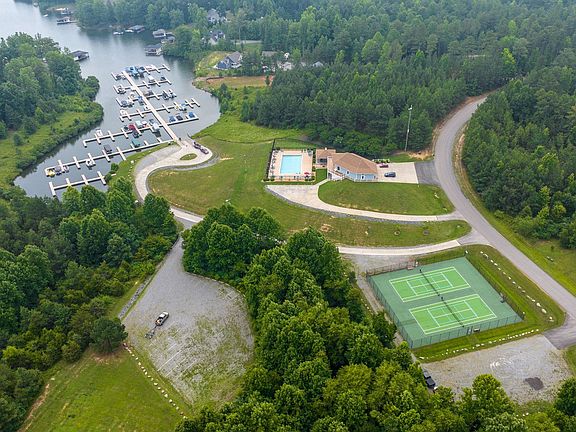 4th image of 371 Lake Forest Dr