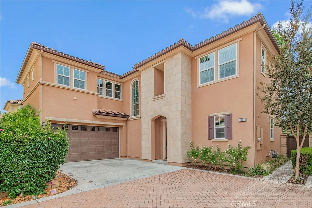 4 bed, 2412 sqft, $5,400 — Photo 1