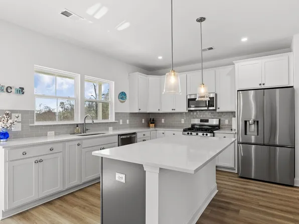 635 N Laurel St, Summerville, SC 29483