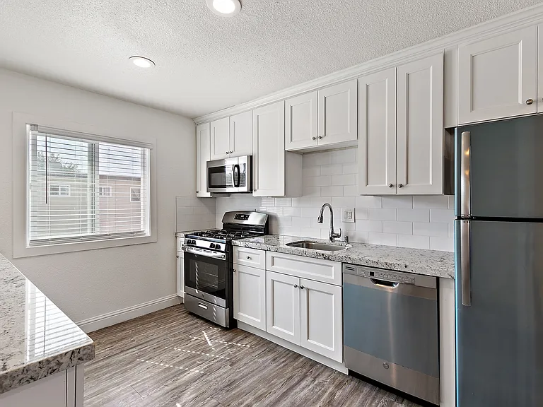 Palm Court Apartments — Photo 6