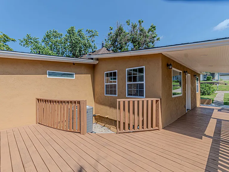 829 Broadway Ave — Photo 35