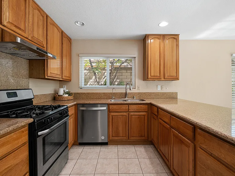 4068 Jeffrey Dr — Photo 9