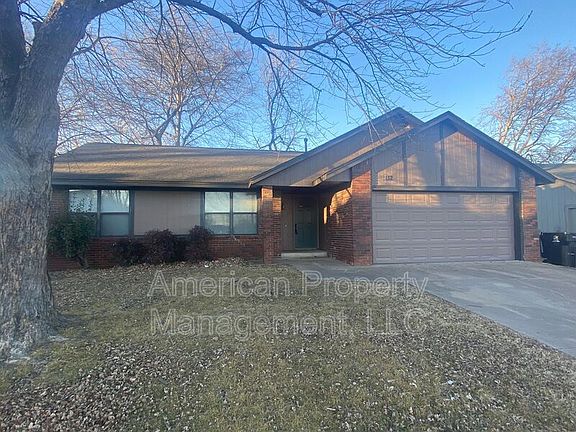 2nd image of 1132 N Hickory Dr